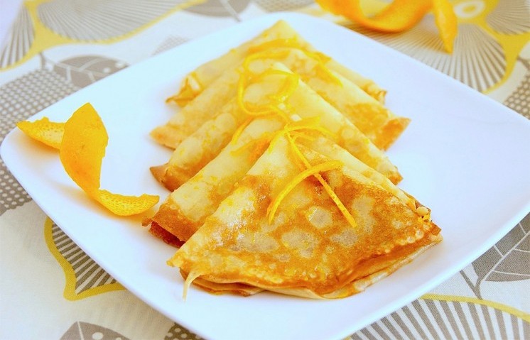 Réaliser des crêpes suzette à la machine à crêpes