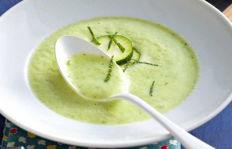 Réaliser rapidement une soupe de courgettes à la vache qui rit au blender