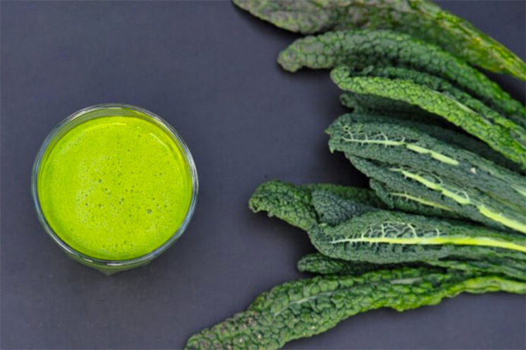 Réaliser un jus vert maison au chou frisé et ananas à l'extracteur